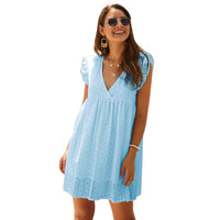 Karen – Sommerkleid mit V-Ausschnitt aus Baumwolle und kurzem Rock in einheitlicher Farbe - Hellblau