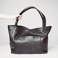 Brynfrid | Klassische Handtasche mit großzügigem Platz - Schwarz