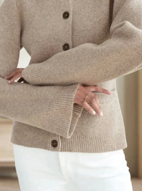 AMBER - WARME WINTERSTRICKJACKE MIT ENGLISCHER ELEGANZ FÜR DAMEN - Taupe