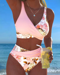 Bikini mit Blumenmuster, markantem Kontrast und verführerischem Seitenschlitz - Rosa