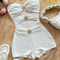 Damen Baddräkt Retro Bandeau Leopardenmuster mit Ausschnitten und Dekorativen Schnallen – Perfekt für Strand und Pool - Weiß