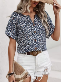 Amira | Luftige Bluse mit Blumenmuster & Holzknopf-Details - Dunkelblau