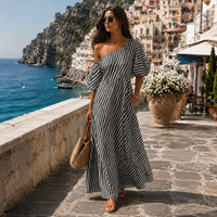 Carla | Gestreiftes Maxikleid mit asymmetrischem Ausschnitt - Schwarz