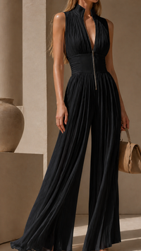 Greta | Plissierter Jumpsuit mit tiefem Ausschnitt - Schwarz