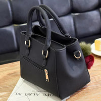 Elegante Damenhandtasche mit Anhänger und Plüschakzenten - Schwarz