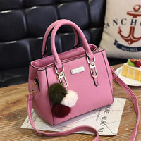 Elegante Damenhandtasche mit Anhänger und Plüschakzenten - Rosa
