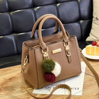 Elegante Damenhandtasche mit Anhänger und Plüschakzenten - Braun