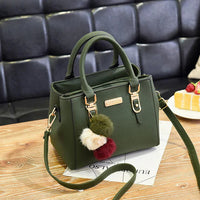 Elegante Damenhandtasche mit Anhänger und Plüschakzenten - Grün