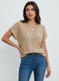 Elegante Spitzenbluse mit Rundhalsausschnitt und kurzen Ärmeln – Isabella - Braun