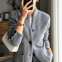 Edda - Gemütlicher Cardigan mit Knöpfen - Grau
