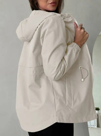 Damen Outdoorjacke mit anpassbarer Kapuze und geräumigen Taschen - Milchweiß