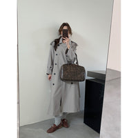 Damen Nadelstreifen-Trench mit kastiger Silhouette, Schulterpatten und verdecktem Bindegürtel Nord Taschen - Grau gestreift