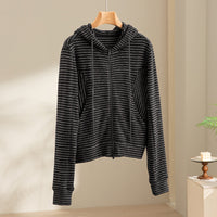 Damen Gestreifte Kapuzen-Zip-Strickjacke mit Eingrifftaschen und schmalem Rippbündchen Nord Taschen - Schwarz Gestreiftes Oberteil