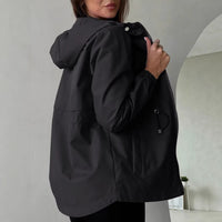 Damen Outdoorjacke mit anpassbarer Kapuze und geräumigen Taschen - Schwarz