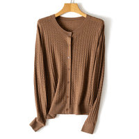 Damen Feinstrick-Cardigan mit Zopfmuster, Rundhalsausschnitt und Knopfleiste Nord Taschen - Dunkelkamel