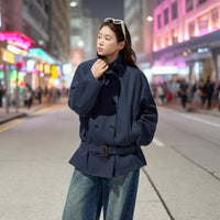 Damen Kurztrenchcoat mit taillierendem Gürtel und doppeltreiher Knopfleiste Nord Taschen - Marineblau