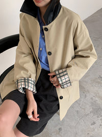 Damen Kurzjacke im Trench‑Stil mit Lederkragen und umschlagbaren Karo‑Manschetten Nord Taschen - Khaki [Tencel-Baumwolle Exklusiv]