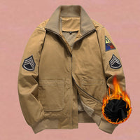 Herren Bomberjacke im Militärstil mit Patches und verdecktem Reißverschluss - Khaki gefüttert
