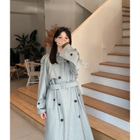 Damen Langer Nadelstreifen-Trenchcoat mit Bindegürtel Schulterpatten und ausgestelltem Saum Nord Taschen - Grau gestreift