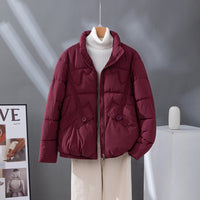 Damen kurzer Steppblouson mit hoher Kragenblende und Pattentaschen - Weinrot