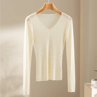 Damen Feiner gerippter Feinstrickpullover mit V-Ausschnitt und taillierter Silhouette Nord Taschen - Cremeweiß
