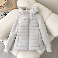 Damen leichte Hybrid-Steppjacke mit Kapuze und elastischen Ärmelpaneelen - Beigegrau