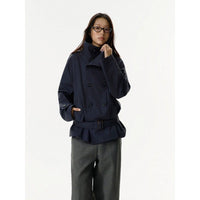 Damen Kurzjacke im Trenchstil mit doppeltreihiger Knopfleiste Taillengürtel und Stehkragen Nord Taschen - Marineblau