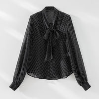 Damen Chiffon-Bluse mit Schleifenkragen, Pünktchenmuster und Biesen-Detail Nord Taschen - Schwarz gepunktet (Hemd)