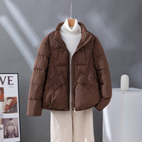 Damen kurzer Steppblouson mit hoher Kragenblende und Pattentaschen - Braun
