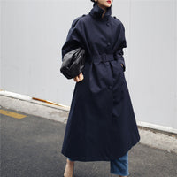 Damen langer Trenchcoat mit Taillengürtel und hohem Stehkragen - Marineblau