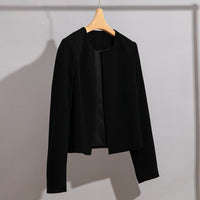 Damen Kragenloser Kurzblazer mit verdeckter Frontblende und leicht taillierter Silhouette Nord Taschen - Schwarz
