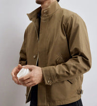 Herren Kurzblouson im Military-Style aus technischem Baumwollmischgewebe mit Stehkragen und verdeckter Reißverschlussblende Nord Taschen - Khaki