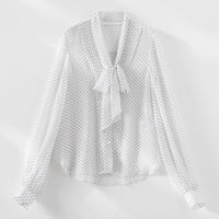 Damen Luftige Polka‑Dot Schlaufenbluse mit Schleifenkragen, Plissée‑Vorderteil und Manschettenärmel Nord Taschen - Weiß gepunktetes Hemd