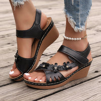 Tinaya – Sandalen Mit Keilabsatz Und Blumenmuster - Schwarz