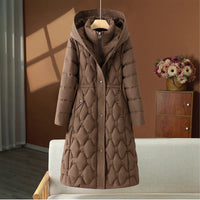 Damen langer gesteppter Wintermantel mit Kapuze und taillierter Silhouette - Braun