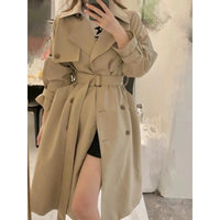 Damen Eleganter Midi-Trenchcoat mit Oversize-Schulterklappe, gerafften Ärmeln und taillierendem Bindegürtel Nord Taschen - Khaki
