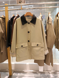 Damen Kurze Trenchjacke mit kontrastierendem Reverskragen und kariertem Futter Nord Taschen - Khaki