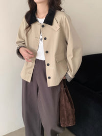 Damen Kurzmantel im Mac-Stil mit kontrastierendem Samtkragen und karierten Ärmelaufschlägen Nord Taschen - Hell-Khaki