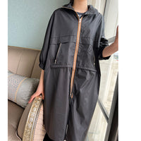Damen Leichter Oversize-Regenmantel mit Kapuze, Zwei-Wege-Reißverschluss und verdeckten Reißverschlusstaschen Nord Taschen - Schwarz