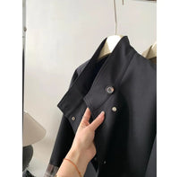 Damen Kurztrench mit Stehkragen verdeckter Druckknopfleiste und kariertem Ärmelbesatz Nord Taschen - Schwarz (90% weiße Entendaune)