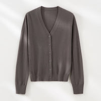 Damen Minimalistischer Merino‑Blend Cardigan mit V‑Ausschnitt und feinen Rippabschlüssen Nord Taschen - Khaki