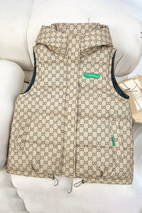 Damen gesteppte Kapuzenweste mit durchgehendem Logodruck und verstellbarem Saum - Khaki