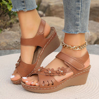 Tinaya – Sandalen Mit Keilabsatz Und Blumenmuster - Braun
