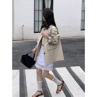 Damen Kurzer Boxy-Trench mit kontrastierendem Revers, kariertem Ärmelbesatz und aufgesetzten Pattentaschen Nord Taschen - Khaki – Premium‑Serie