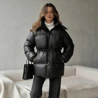 Damen Kapuzenjacke mit anpassbarem Taillenzug und glänzendem Finish - Schwarz