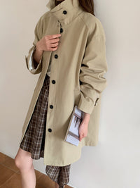 Damen Boxy-Kurzmantel mit hohem Stehkragen sichtbarer Knopfverschluss und seitlichen Eingrifftaschen Nord Taschen - Khaki – Premium‑Serie