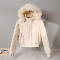 Damen kurzes wattiertes Kapuzenblouson mit Kunstfellkragen - Offwhite