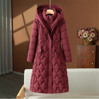 Damen langer gesteppter Wintermantel mit Kapuze und taillierter Silhouette - Angorrot