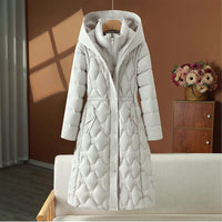 Damen langer gesteppter Wintermantel mit Kapuze und taillierter Silhouette - Offwhite