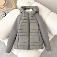 Damen leichte Hybrid-Steppjacke mit Kapuze und elastischen Ärmelpaneelen - Grau